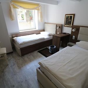 Zimmer mit zwei Einzelbetten