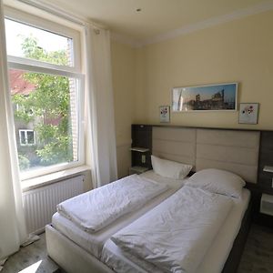 Standard Zimmer mit Kingsize-Bett